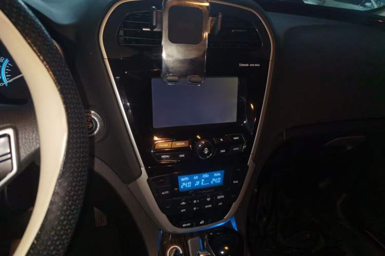 Used GAC Trumpchi GS5 Super 2016 1.8T Automatic All-Wheel-Drive Anniversary Edition Audio And AC Panel