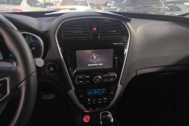 Used GAC Trumpchi GS5 Super 2016 1.8T Automatic Two-Wheel Drive Luxury Smart Edition Audio And AC Panel
