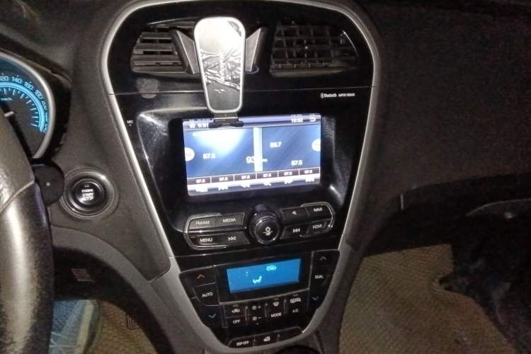 Used GAC Trumpchi GS5 Super 2016 2.0L Automatic Two-Wheel Drive Anniversary Edition Audio And AC Panel