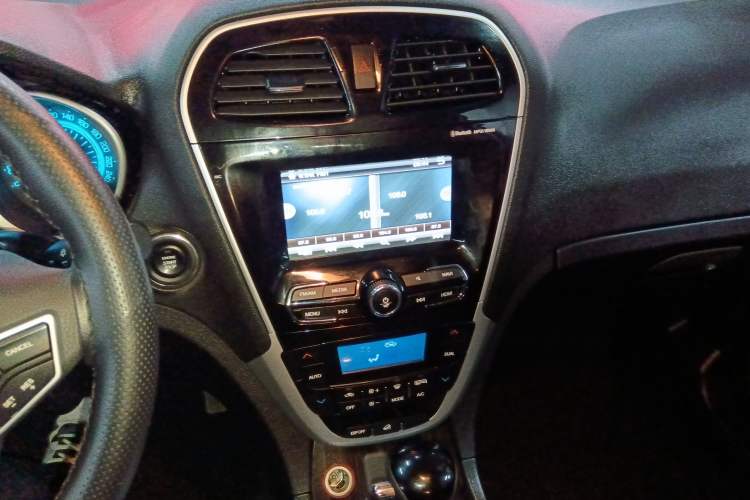 Used GAC Trumpchi GS5 Super 2016 1.8T Automatic All-Wheel-Drive Anniversary Edition Audio And AC Panel