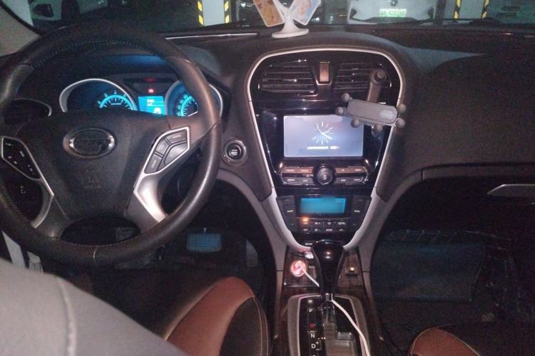 Used GAC Trumpchi GS5 Super 2016 2.0L Automatic Two-Wheel Drive Anniversary Edition Center Console