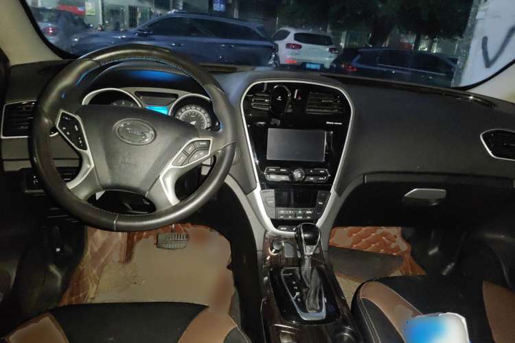 Used GAC Trumpchi GS5 Super 2016 1.8T Automatic Two-Wheel Drive Anniversary Edition Center Console