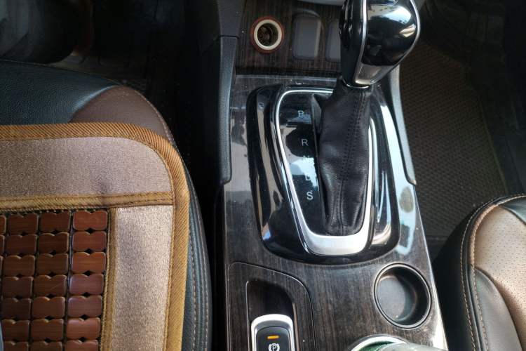 Used GAC Trumpchi GS5 Super 2016 1.8T Automatic Two-Wheel Drive Anniversary Edition Gear Lever