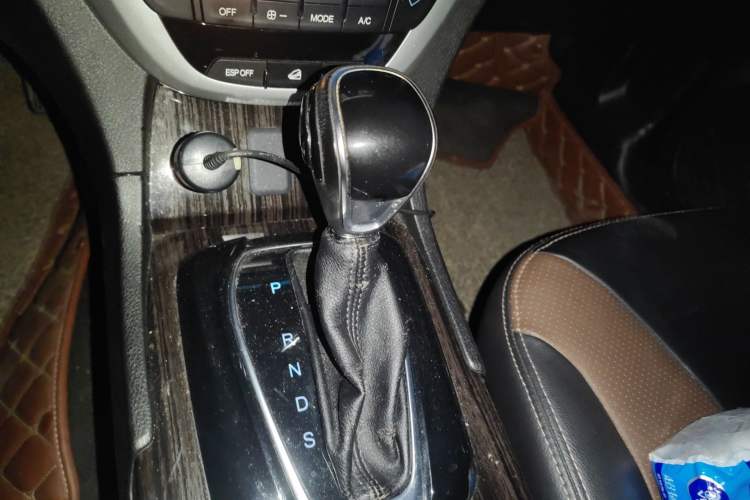 Used GAC Trumpchi GS5 Super 2016 1.8T Automatic Two-Wheel Drive Anniversary Edition Gear Lever