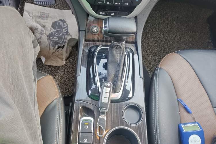 Used GAC Trumpchi GS5 Super 2016 1.8T Automatic Two-Wheel Drive Anniversary Edition Gear Lever