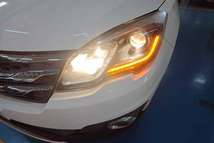 Used GAC Trumpchi GS5 Super 2016 1.8T Automatic Two-Wheel Drive Luxury Smart Edition Left Front Headlight