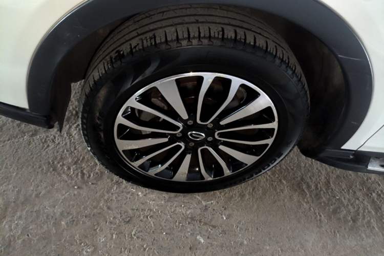Used GAC Trumpchi GS5 Super 2016 2.0L Automatic Two-Wheel Drive Anniversary Edition Left Front Wheel Hub