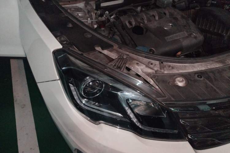 Used GAC Trumpchi GS5 Super 2016 2.0L Automatic Two-Wheel Drive Anniversary Edition Right Front Headlight