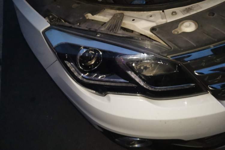 Used GAC Trumpchi GS5 Super 2016 1.8T Automatic Two-Wheel Drive Anniversary Edition Right Front Headlight