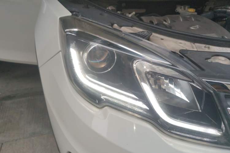 Used GAC Trumpchi GS5 Super 2016 2.0L Automatic Two-Wheel Drive Anniversary Edition Right Front Headlight