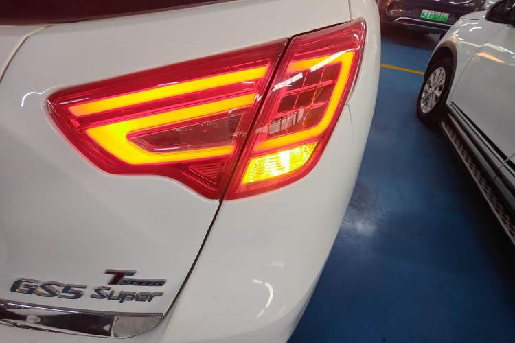 Used GAC Trumpchi GS5 Super 2016 1.8T Automatic Two-Wheel Drive Luxury Smart Edition Right Rear Taillight
