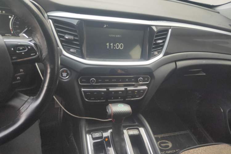 Used GAC Trumpchi GS7 2017 320T Two-Wheel-Drive Luxury Smart Connectivity Model Audio And AC Panel