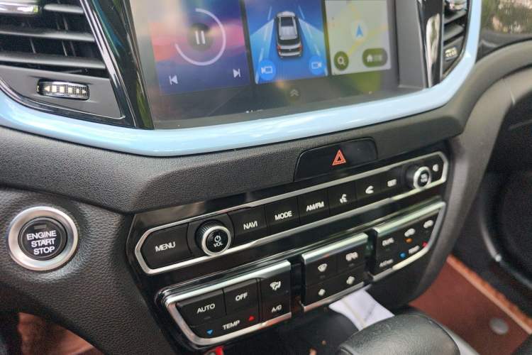 Used GAC Trumpchi GS7 2017 320T Two-Wheel-Drive Luxury Smart Connectivity Model Audio And AC Panel