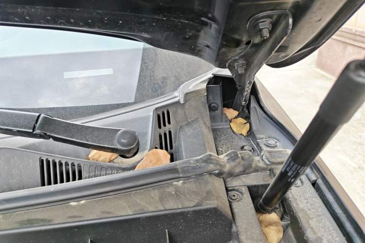 Used GAC Trumpchi GS7 2017 320T Two-Wheel-Drive Luxury Smart Connectivity Model Engine Bay Left
