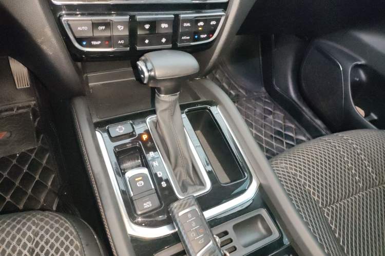 Used GAC Trumpchi GS7 2017 280T Two-Wheel Drive Luxury Model Gear Lever