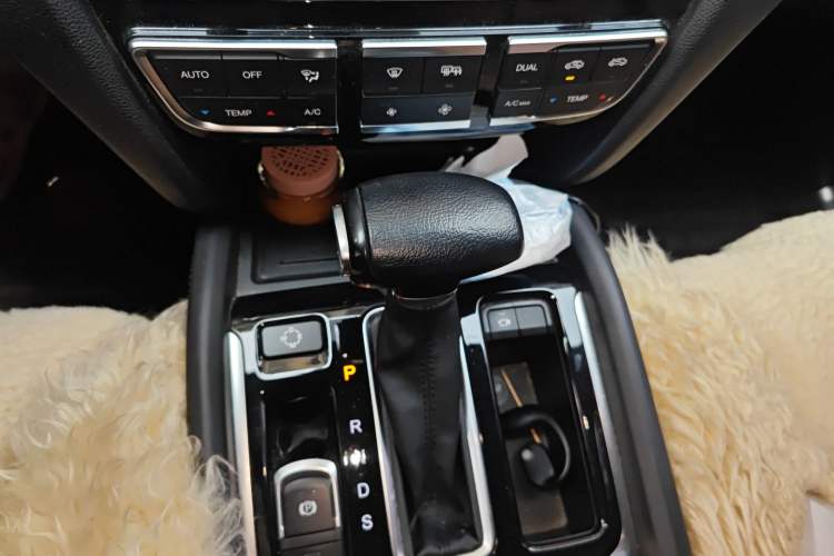 Used GAC Trumpchi GS7 2017 320T Two-Wheel-Drive Luxury Smart Connectivity Model Gear Lever