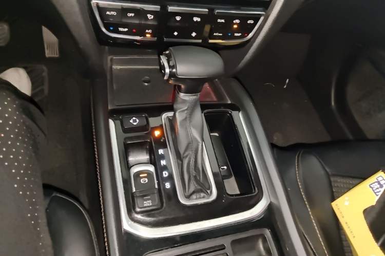 Used GAC Trumpchi GS7 2017 280T Two-Wheel Drive Luxury Model Gear Lever