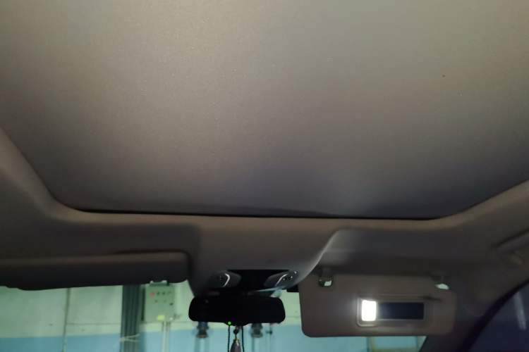 Used GAC Trumpchi GS7 2017 320T Two-Wheel-Drive Luxury Smart Connectivity Model Headliner