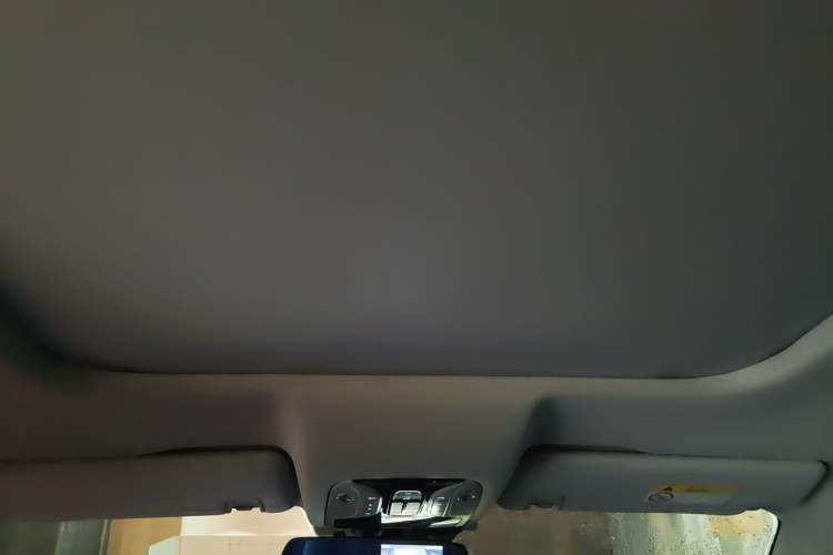 Used GAC Trumpchi GS7 2017 320T Two-Wheel-Drive Luxury Smart Connectivity Model Headliner