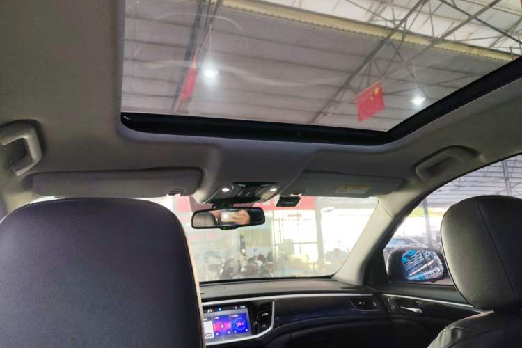 Used GAC Trumpchi GS7 2017 320T Two-Wheel-Drive Luxury Smart Connectivity Model Headliner