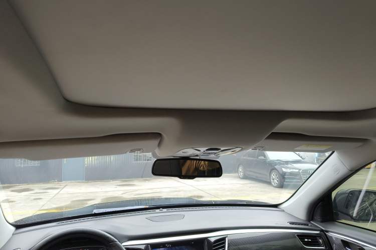 Used GAC Trumpchi GS7 2017 320T Two-Wheel-Drive Luxury Smart Connectivity Model Headliner