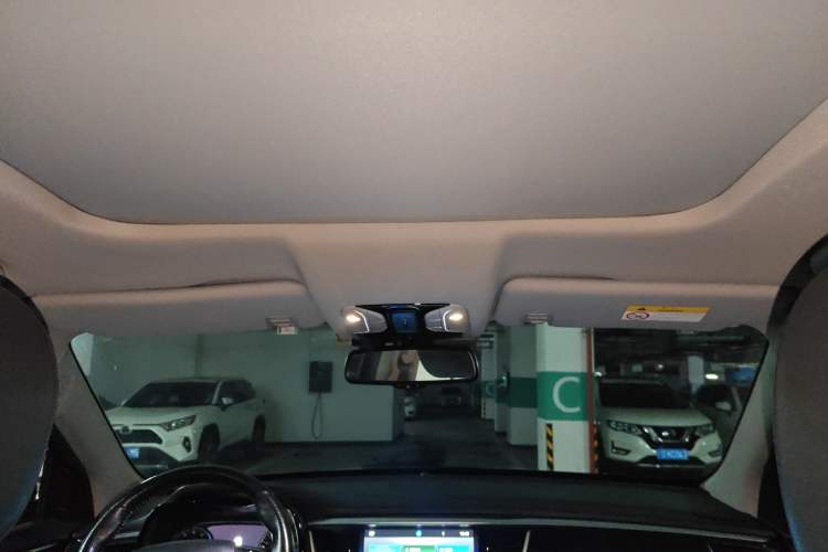 Used GAC Trumpchi GS7 2017 320T Two-Wheel-Drive Luxury Smart Connectivity Model Headliner