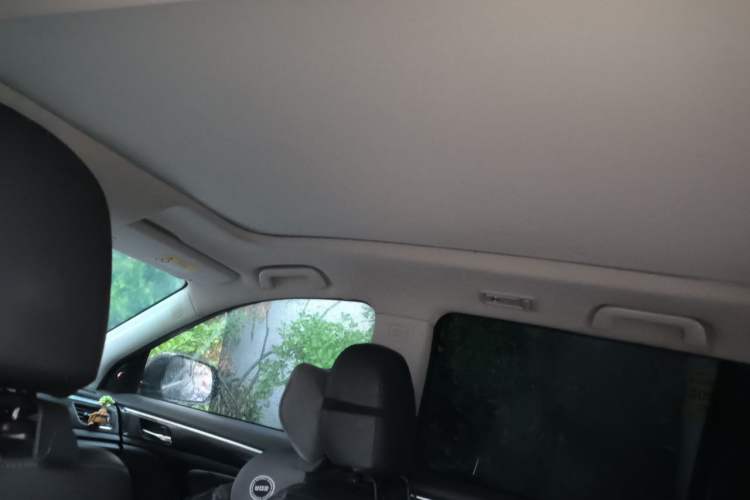 Used GAC Trumpchi GS7 2017 320T Two-Wheel-Drive Luxury Smart Connectivity Model Headliner