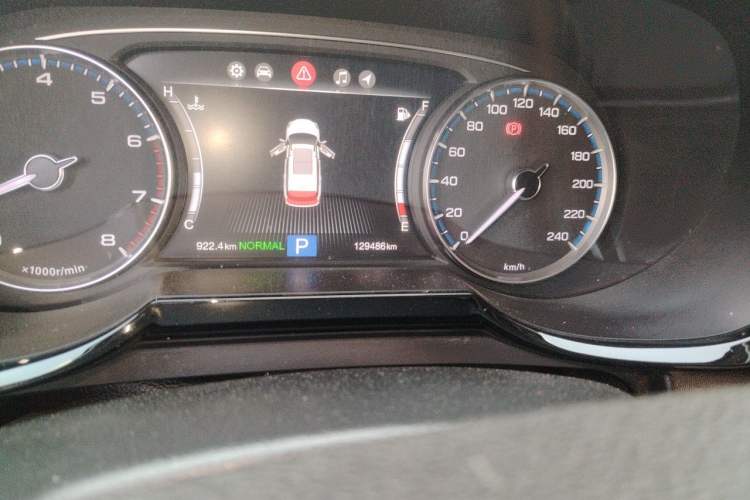 Used GAC Trumpchi GS7 2017 320T Two-Wheel-Drive Luxury Smart Connectivity Model Odometer Close Up
