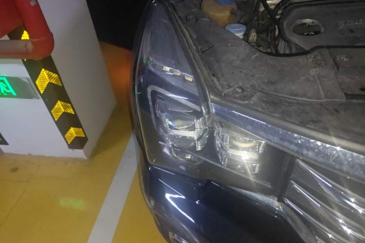 Used GAC Trumpchi GS7 2017 320T Two-Wheel-Drive Luxury Smart Connectivity Model Right Front Headlight