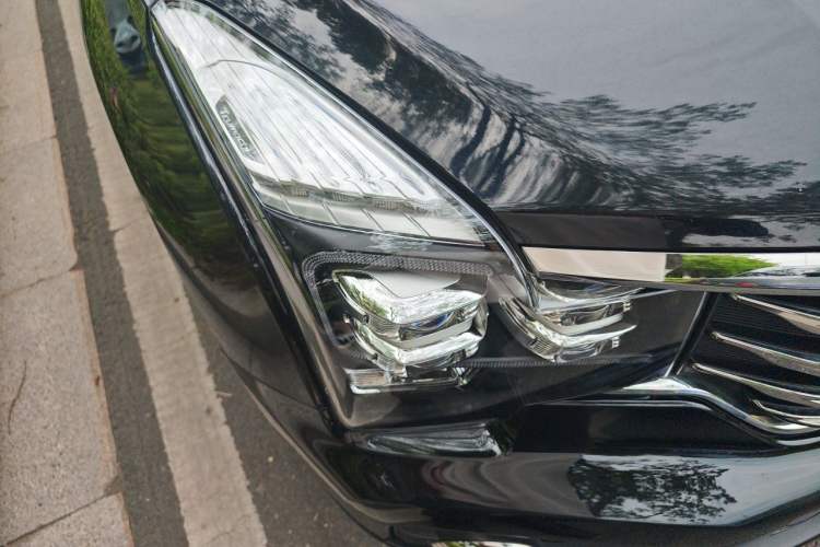 Used GAC Trumpchi GS7 2017 320T Two-Wheel-Drive Luxury Smart Connectivity Model Right Front Headlight
