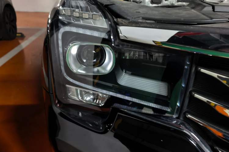 Used GAC Trumpchi GS7 2017 280T Two-Wheel Drive Luxury Model Right Front Headlight