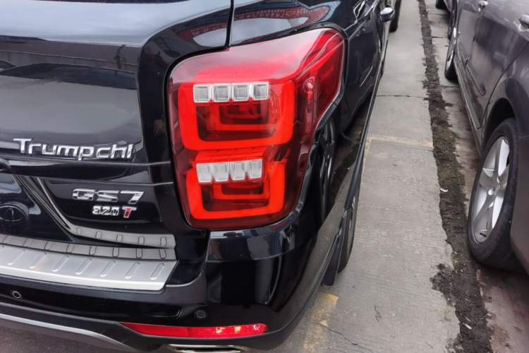 Used GAC Trumpchi GS7 2017 320T Two-Wheel-Drive Luxury Smart Connectivity Model Right Rear Taillight