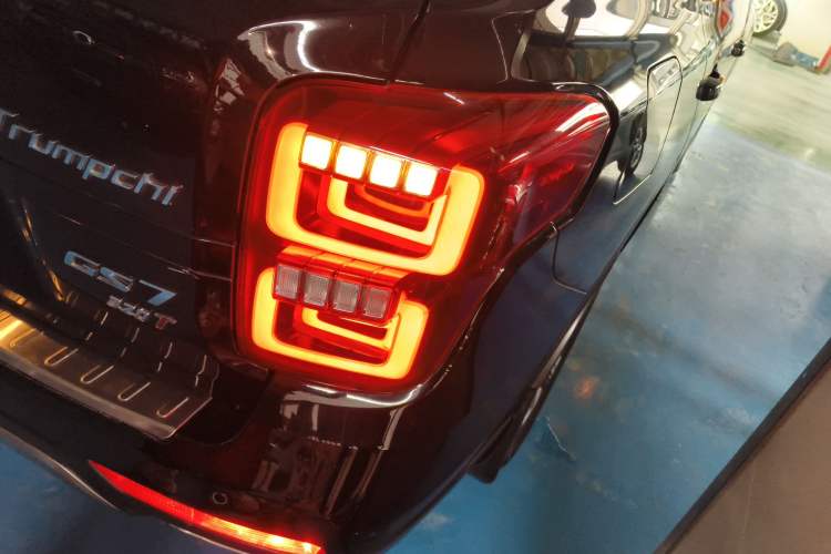 Used GAC Trumpchi GS7 2017 320T Two-Wheel-Drive Luxury Smart Connectivity Model Right Rear Taillight
