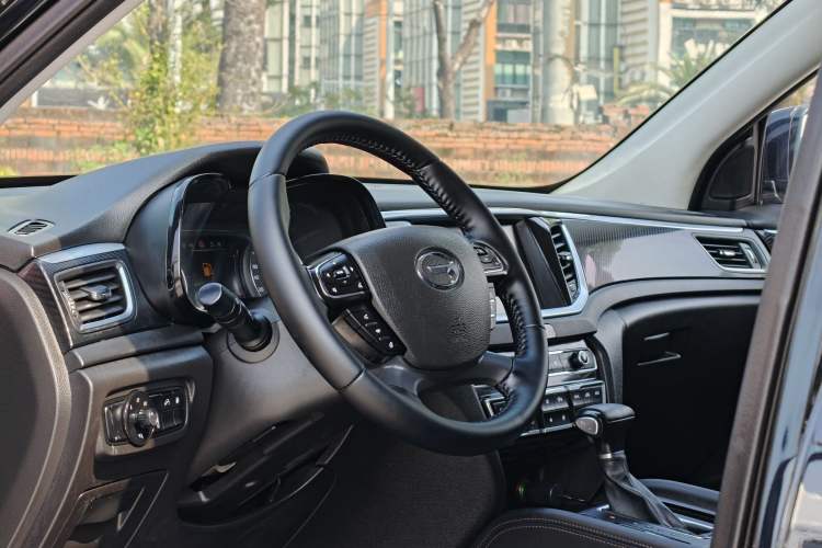 Used GAC Trumpchi GS7 2017 320T Two-Wheel-Drive Luxury Smart Connectivity Model Steering Wheel