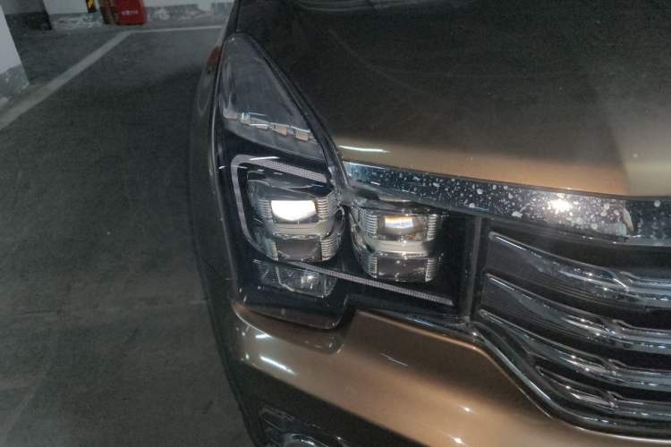 Used GAC Trumpchi GS7 2017 320T Two-Wheel-Drive Luxury Smart Connectivity Model Right Front Headlight