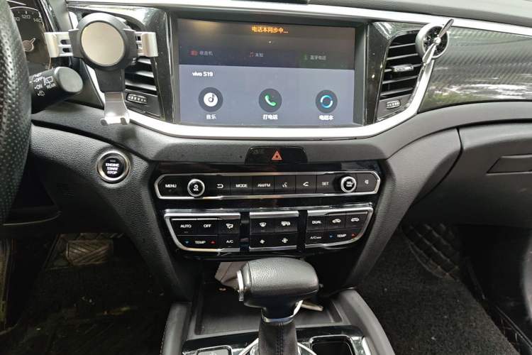 Used GAC Trumpchi GS7 2017 280T Two-Wheel Drive Luxury Model Audio And AC Panel