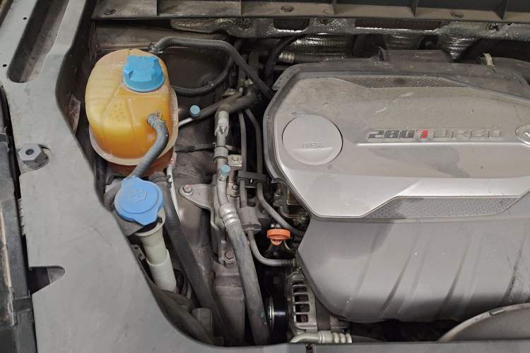 Used GAC Trumpchi GS7 2017 280T Two-Wheel Drive Luxury Model Engine Bay Right