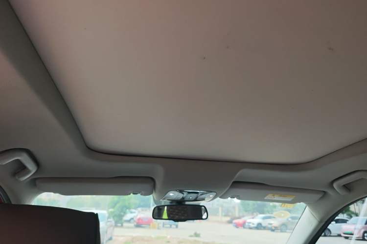 Used GAC Trumpchi GS7 2017 320T Two-Wheel-Drive Luxury Smart Connectivity Model Headliner