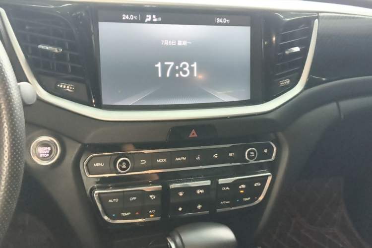 Used GAC Trumpchi GS7 2017 280T Two-Wheel Drive Luxury Model Audio And AC Panel