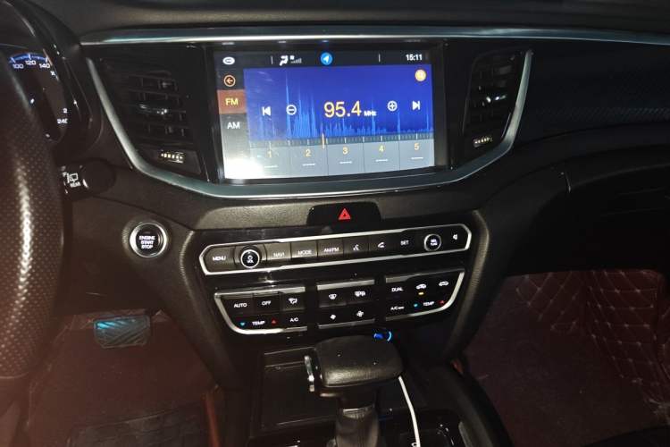 Used GAC Trumpchi GS7 2017 320T Two-Wheel-Drive Luxury Smart Connectivity Model Audio And AC Panel
