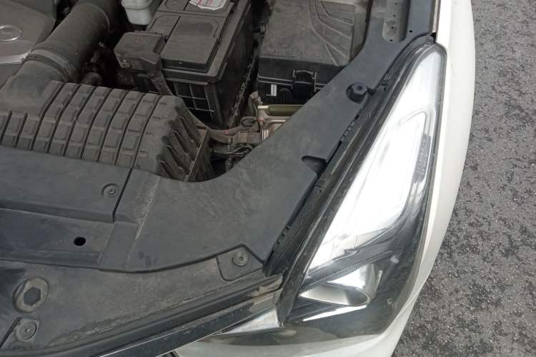 Used GAC Trumpchi GS7 2017 320T Two-Wheel-Drive Luxury Model Engine Bay Left