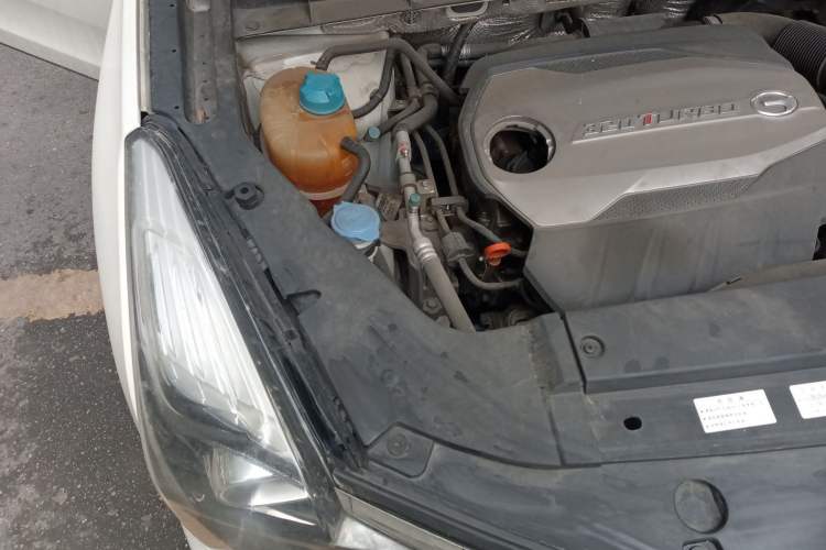 Used GAC Trumpchi GS7 2017 320T Two-Wheel-Drive Luxury Model Engine Bay Right