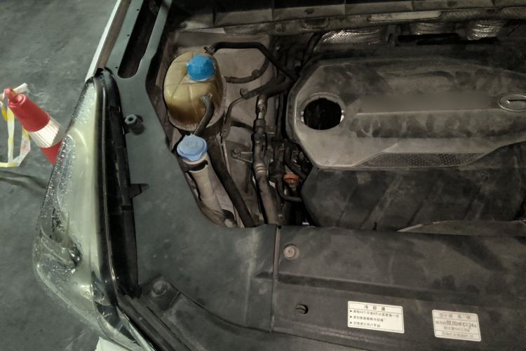 Used GAC Trumpchi GS7 2017 280T Two-Wheel Drive Luxury Model Engine Bay Right