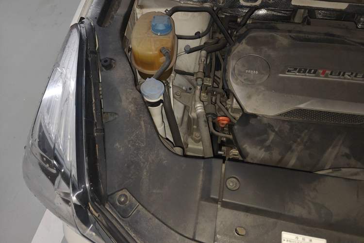 Used GAC Trumpchi GS7 2017 280T Two-Wheel Drive Luxury Model Engine Bay Right