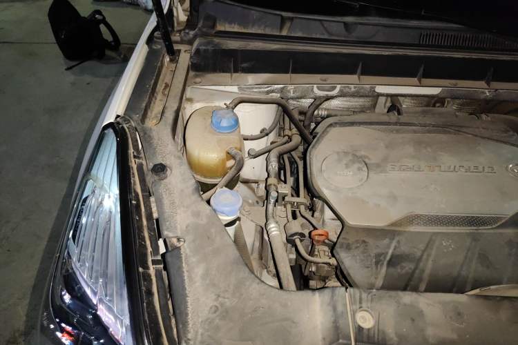 Used GAC Trumpchi GS7 2017 320T Two-Wheel-Drive Luxury Smart Connectivity Model Engine Bay Right
