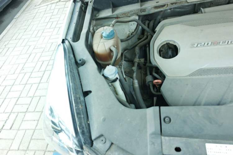 Used GAC Trumpchi GS7 2017 320T Two-Wheel-Drive Luxury Model Engine Bay Right