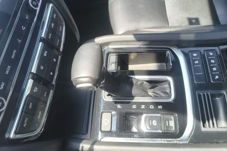 Used GAC Trumpchi GS7 2017 320T Two-Wheel-Drive Luxury Smart Connectivity Model Gear Lever