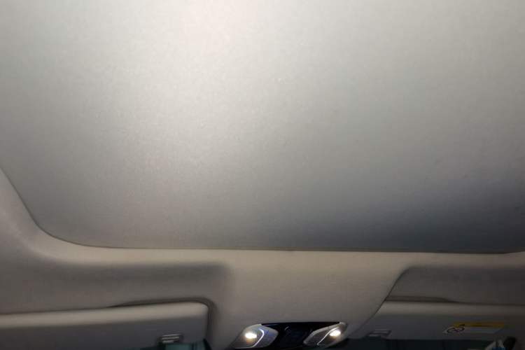 Used GAC Trumpchi GS7 2017 320T Two-Wheel-Drive Luxury Smart Connectivity Model Headliner