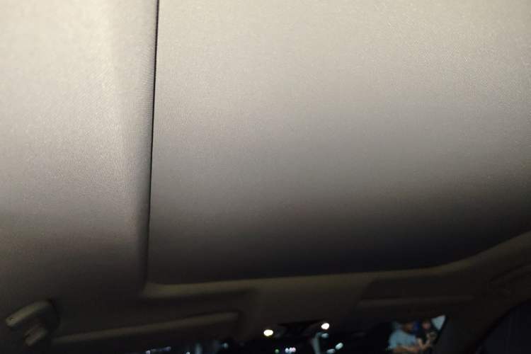 Used GAC Trumpchi GS7 2017 320T Two-Wheel-Drive Luxury Smart Connectivity Model Headliner