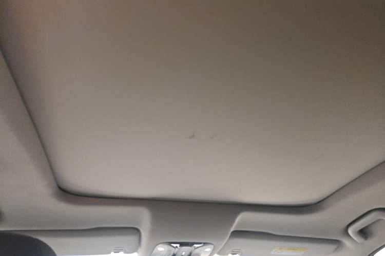 Used GAC Trumpchi GS7 2017 320T Two-Wheel-Drive Luxury Smart Connectivity Model Headliner
